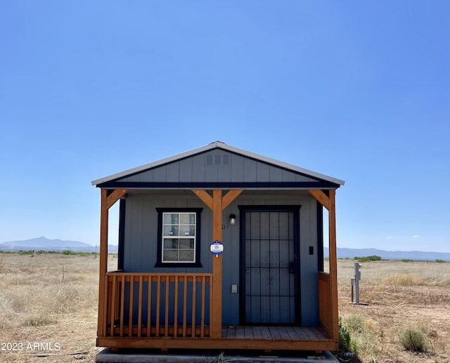 view of front of house featuring a mountain view