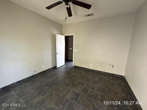 empty room featuring ceiling fan