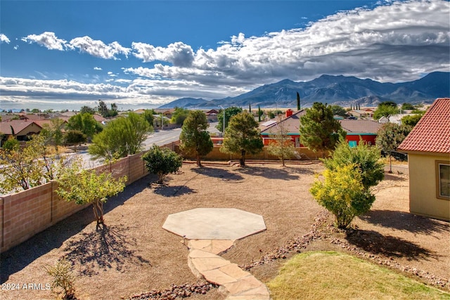 view of yard with a mountain view