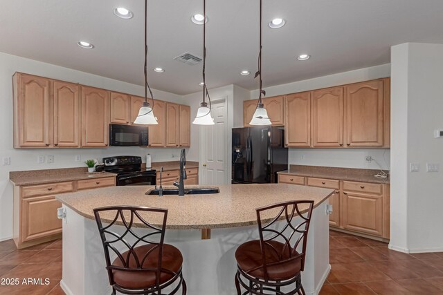 3023 E Silversmith Trl, San Tan Valley, AZ 85143 - kitchen featuring visible vents, black appliances, a center island with sink, a sink, and recessed lighting