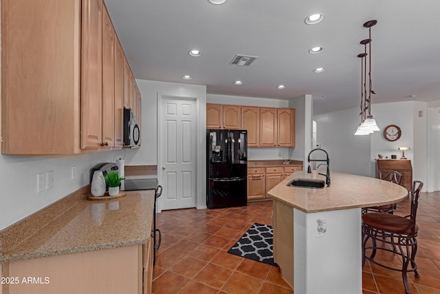 3023 E Silversmith Trl, San Tan Valley, AZ 85143 - kitchen featuring visible vents, a sink, a breakfast bar area, black appliances, and a kitchen island with sink