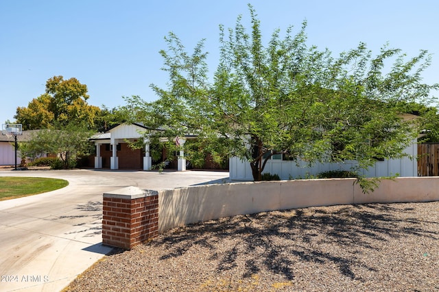 view of front of house featuring a fenced front yard