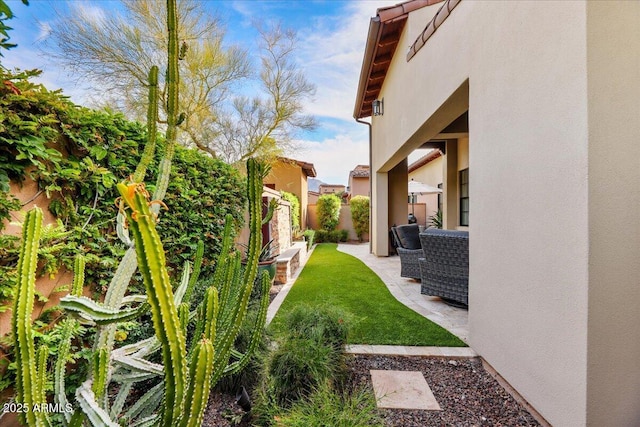 view of yard featuring a patio