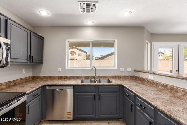 906 S 242nd Dr, Buckeye, AZ 85326 - kitchen with appliances with stainless steel finishes, a sink, plenty of natural light, gray cabinets, and recessed lighting