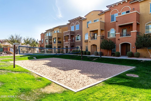 view of property's community featuring a yard and a residential view