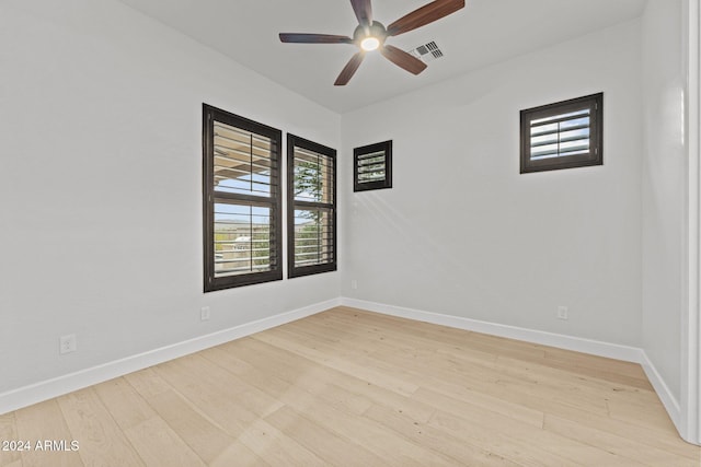 empty room featuring light hardwood / wood-style floors and ceiling fan