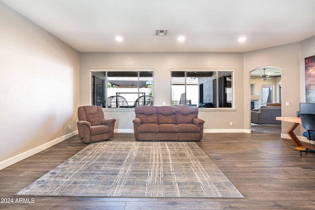 living area featuring recessed lighting, visible vents, baseboards, and wood finished floors