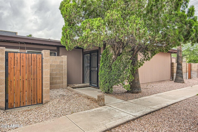 828 S Hacienda Dr Unit B, Tempe, AZ 85281 - view of exterior entry featuring a gate