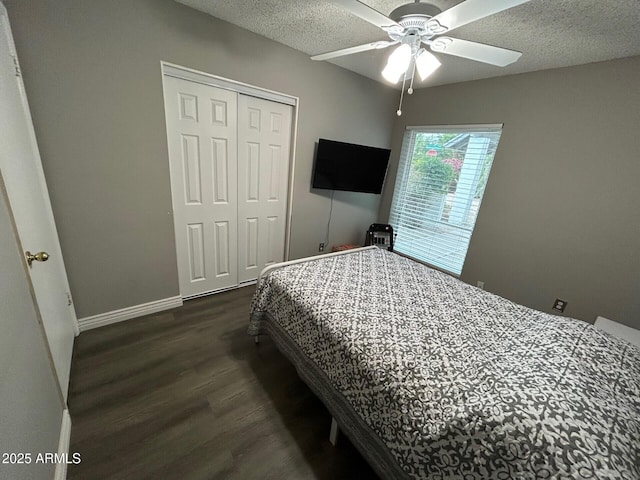 5143 W Mountain View Rd, Glendale, AZ 85302 - bedroom featuring dark wood-type flooring, a closet, a textured ceiling, baseboards, and ceiling fan