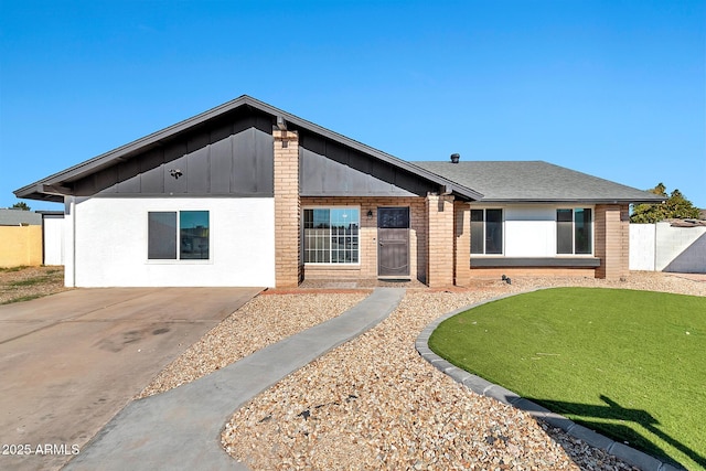 single story home featuring a front lawn