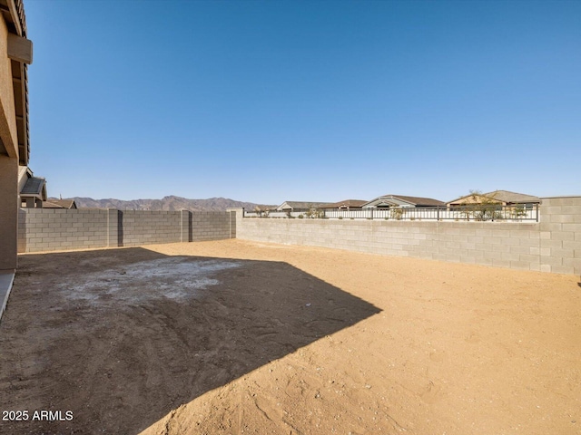 view of yard with a mountain view