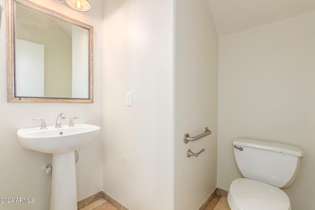 empty room with light hardwood / wood-style flooring and ceiling fan