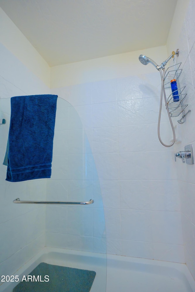bathroom featuring a tile shower