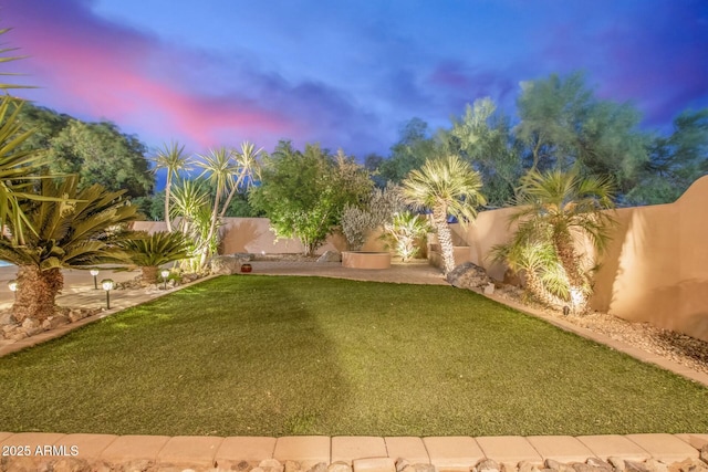 view of yard at dusk