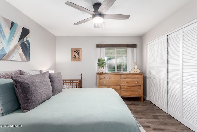 bedroom featuring ceiling fan, dark hardwood / wood-style floors, and a closet