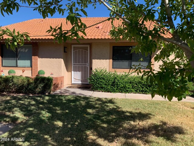 view of front facade with a front yard