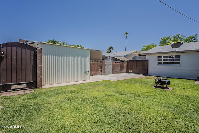 2432 W Echo Ln, Phoenix, AZ 85021 - view of yard with a gate and a fire pit