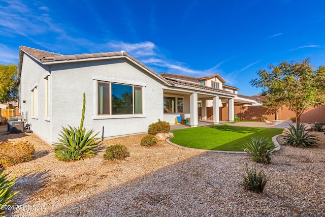 view of front of property with a front lawn