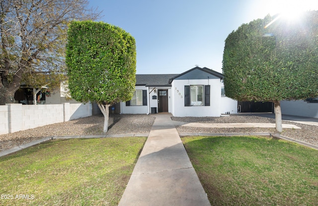 view of front of house featuring a front yard