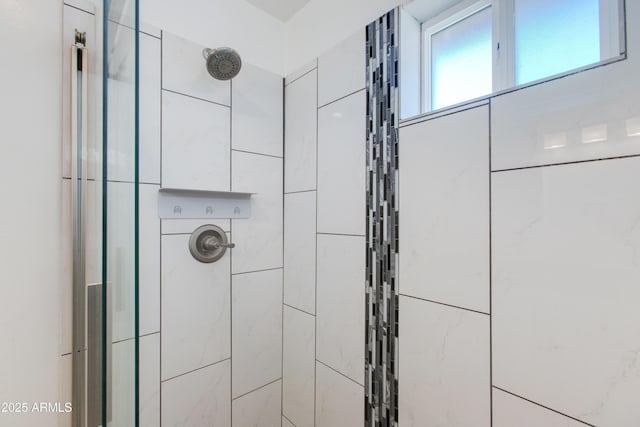 bathroom featuring tiled shower