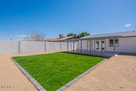 view of yard featuring a patio area