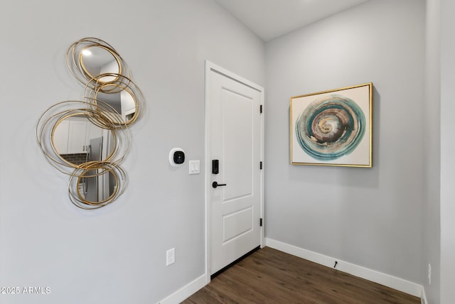 475 N 9th St Unit 206, Phoenix, AZ 85006 - entryway featuring baseboards and dark wood-type flooring