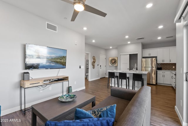 475 N 9th St Unit 206, Phoenix, AZ 85006 - living room with wood finished floors, a ceiling fan, baseboards, and recessed lighting