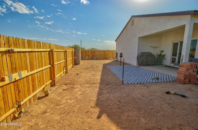 view of yard featuring a patio area