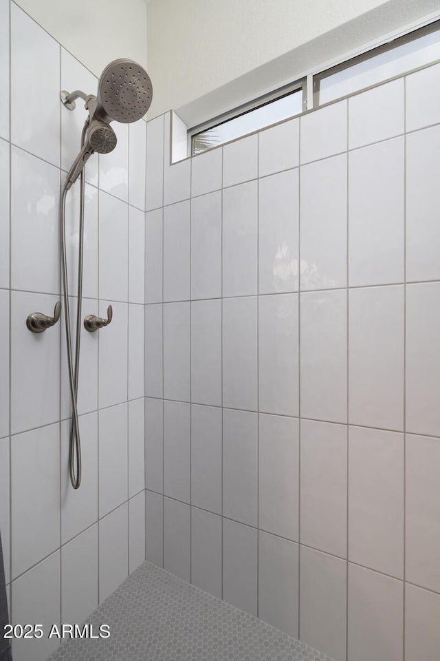 bathroom featuring a tile shower