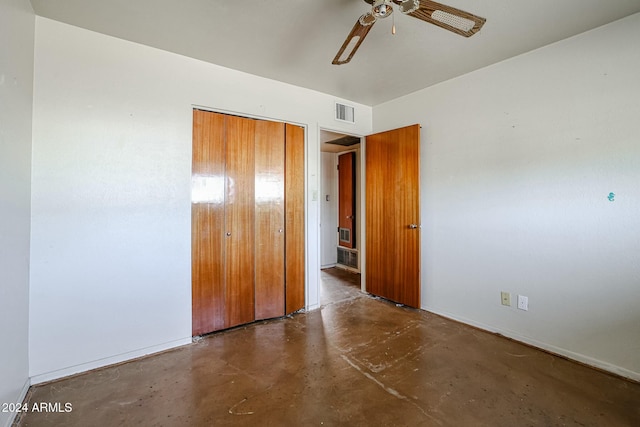 unfurnished bedroom featuring ceiling fan and a closet