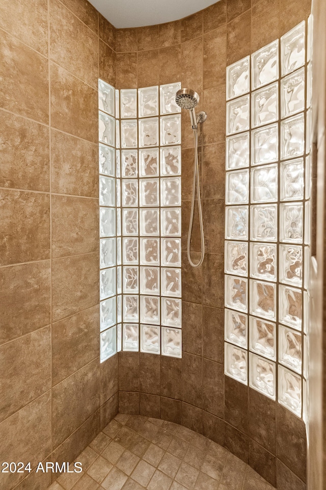 bathroom featuring a tile shower