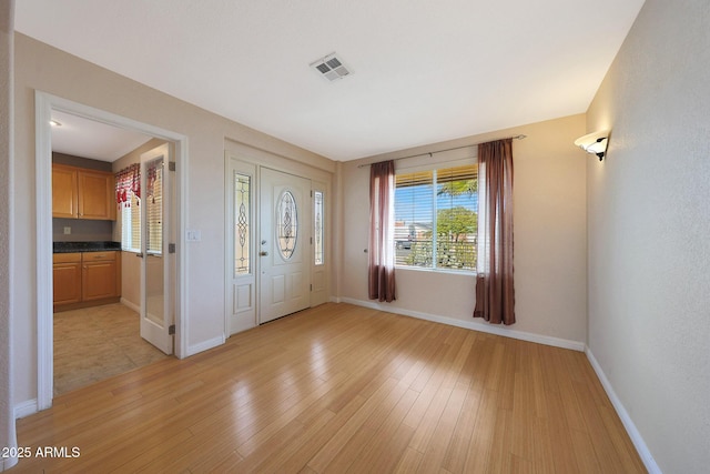 entryway featuring light wood-style flooring, visible vents, and baseboards