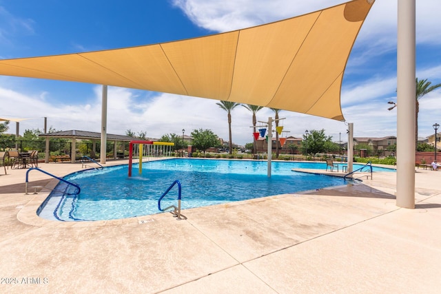 2605 S Quaintance St, Gilbert, AZ 85295 - community pool with a patio area