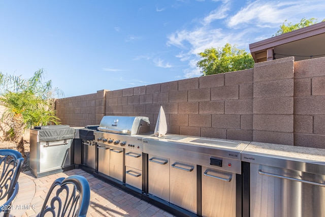 view of patio with an outdoor kitchen and grilling area