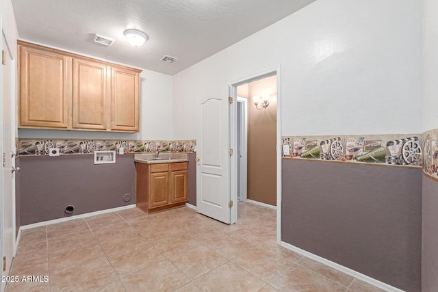 laundry room featuring light tile patterned floors, visible vents, cabinet space, and hookup for a washing machine