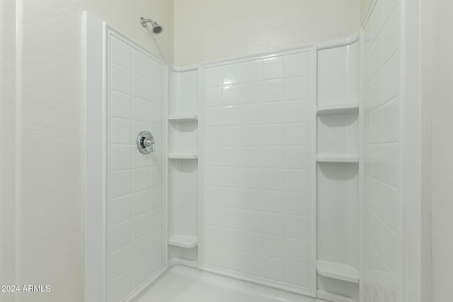 bathroom featuring a tile shower