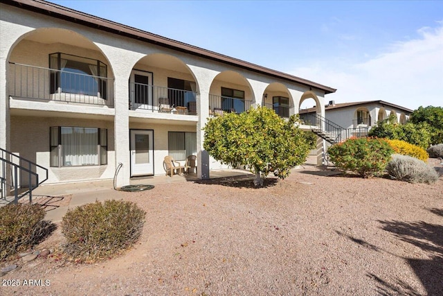 view of front of property featuring a patio area