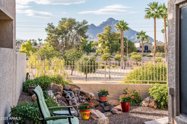 view of yard featuring a mountain view