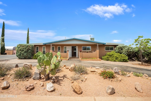 2001 Golf Links Rd, Sierra Vista, AZ 85635 - ranch-style house with brick siding