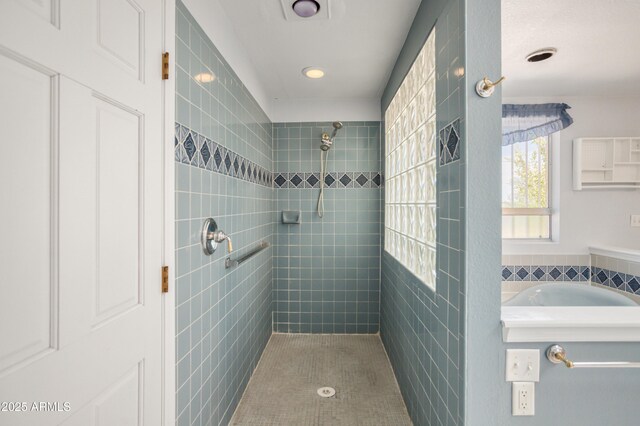 2001 Golf Links Rd, Sierra Vista, AZ 85635 - bathroom featuring a tile shower and recessed lighting