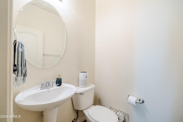 bathroom featuring toilet and sink