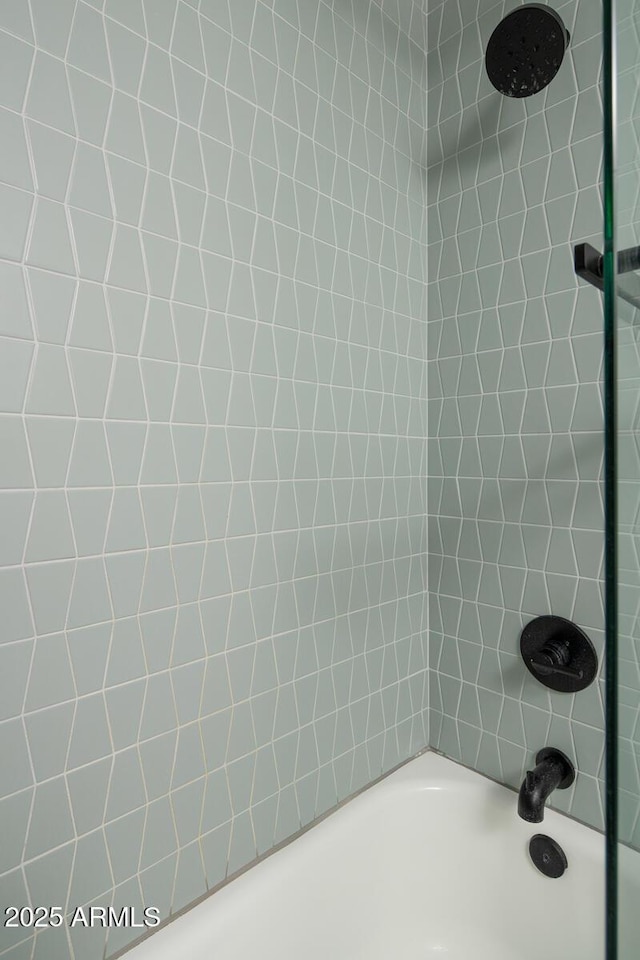 bathroom with tiled shower / bath combo