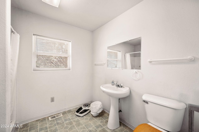 1120 N Rd 1 E, Chino Valley, AZ 86323 - bathroom featuring toilet, a shower with shower curtain, and baseboards