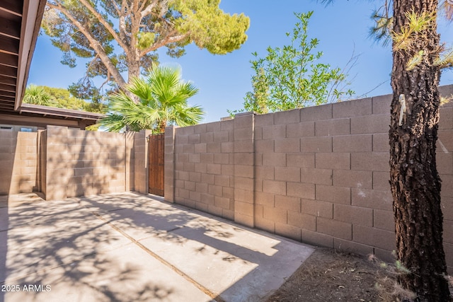 909 S Acapulco Ln Unit A, Tempe, AZ 85281 - view of patio featuring a gate