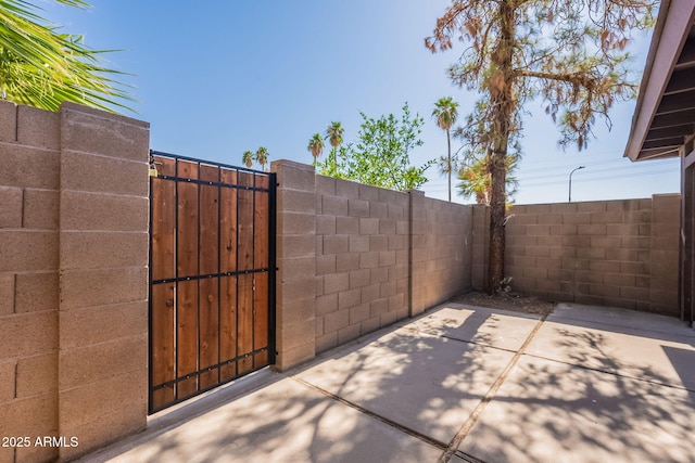 909 S Acapulco Ln Unit A, Tempe, AZ 85281 - view of patio with a gate