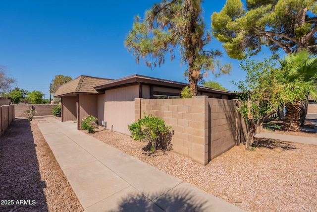 909 S Acapulco Ln Unit A, Tempe, AZ 85281 - view of side of property with a shingled roof
