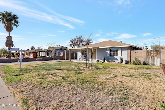 single story home with a front lawn