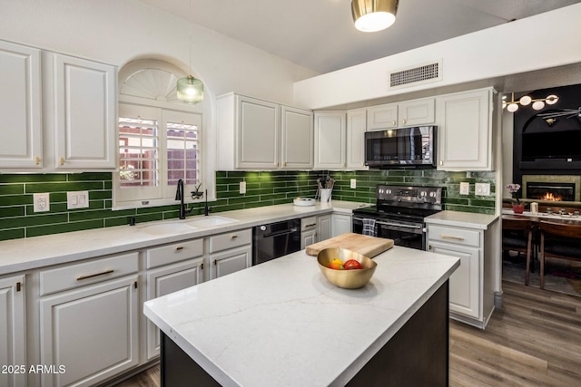 1633 W Acoma Dr, Phoenix, AZ 85023 - kitchen featuring a sink, stainless steel appliances, tasteful backsplash, visible vents, and white cabinetry