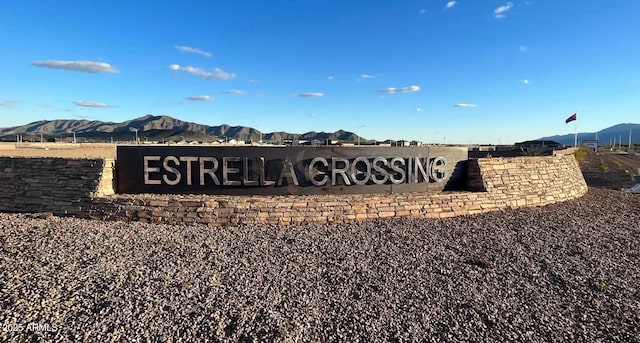 community / neighborhood sign featuring a mountain view