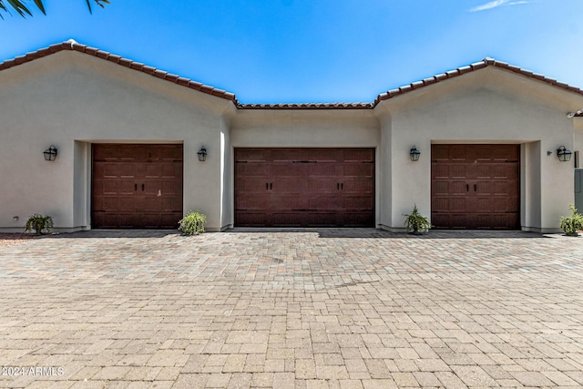 view of front facade with a garage